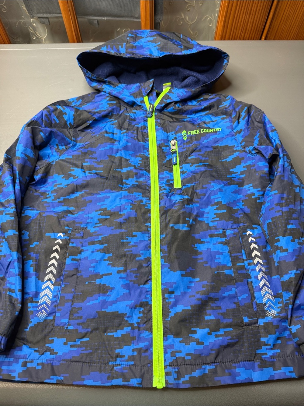 Free Country Kid’s Blue Camouflage Hooded Jacket. Size: small/7-8
